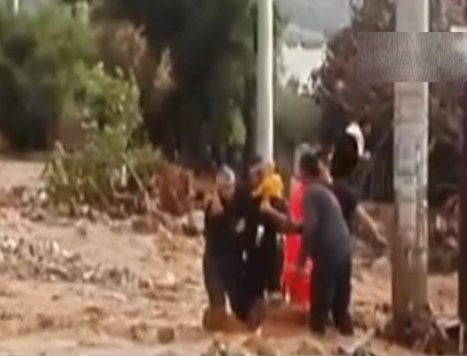 Η συγκλονιστική διάσωση μωρού την ώρα της θεομηνίας στη Δυτική Αττική! (βίντεο)